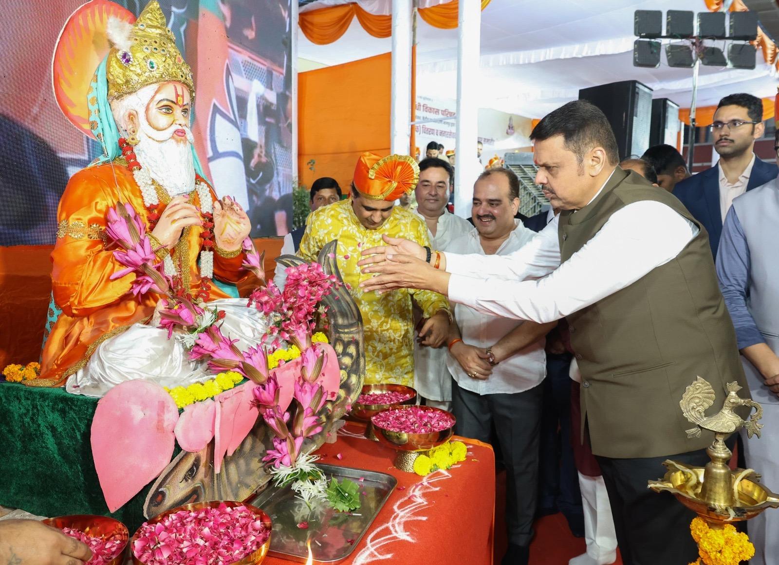 मुख्यमंत्री देवेंद्र फडणवीस इनकी विदर्भ सिंधी विकास परिषद, नागपुर द्वारा आयोजित 'कब्जा धारक - लीज़ पट्टा (मालिकाना हक) वितरण एवं नगरसेवको का भव्य सत्कार समारोह' में प्रमुख उपस्थिति।