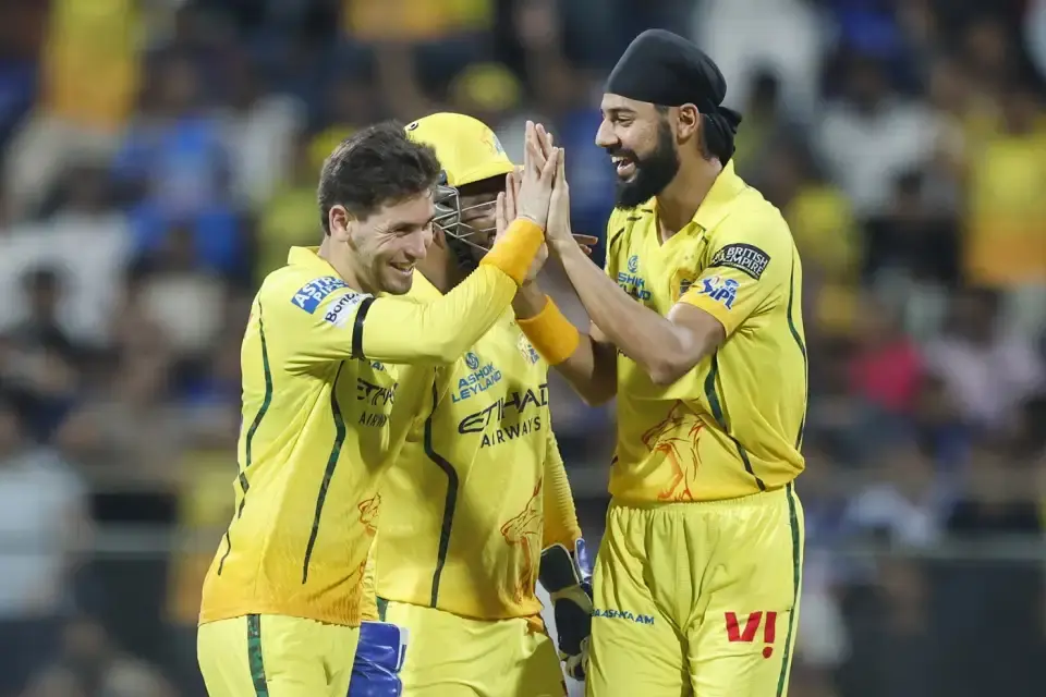 चेपॉक में CSK का दमदार प्रदर्शन: रुतुराज गायकवाड़–कार्तिक शर्मा की साझेदारी से MI पर 8 विकेट की बड़ी जीत